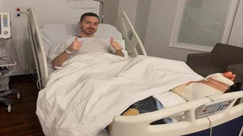 场边球迷深情拥抱詹姆斯，幕后故事大揭秘